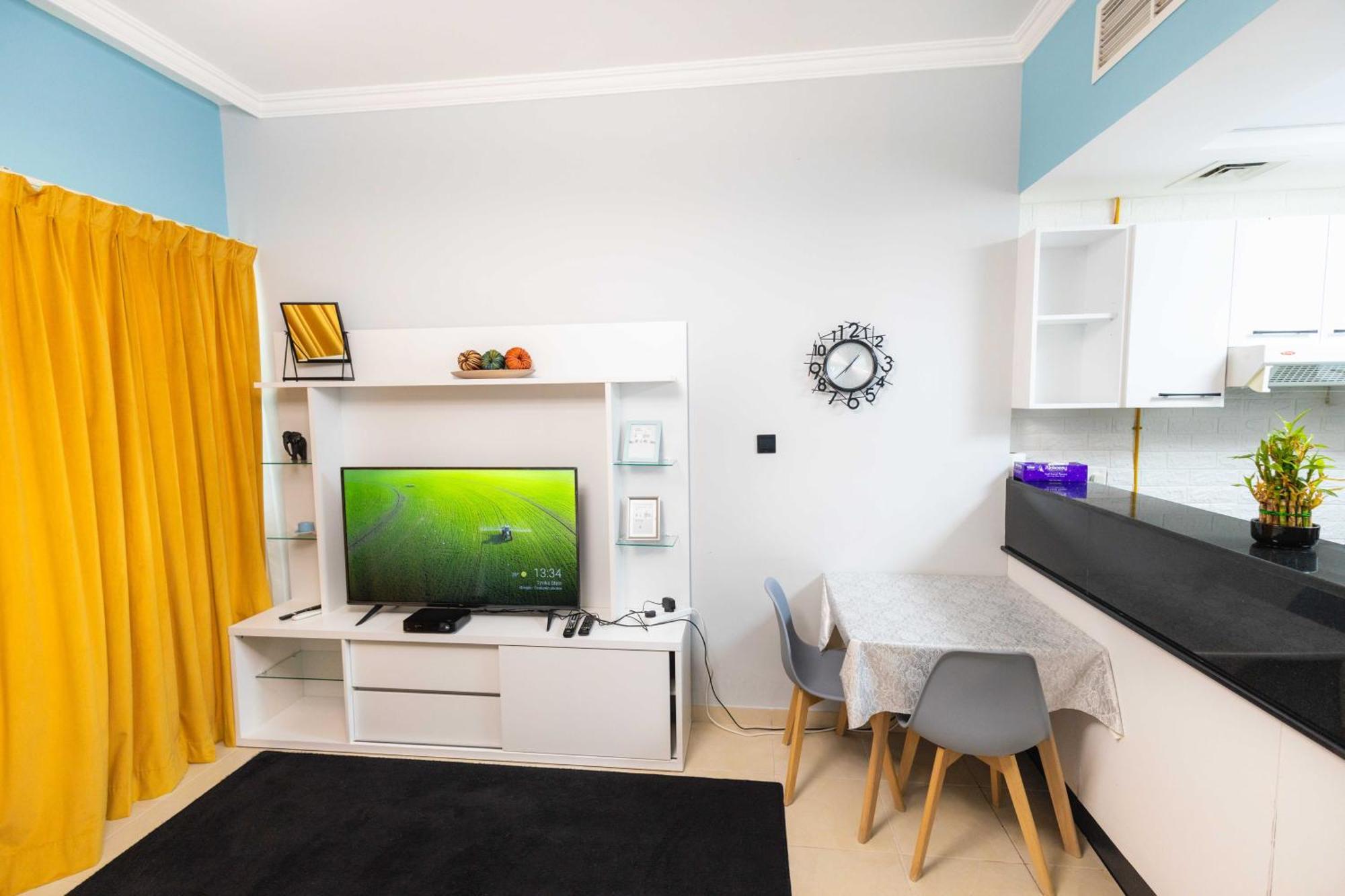 Burj Al Nujoom Luxurious Downtown Mall Apartment *