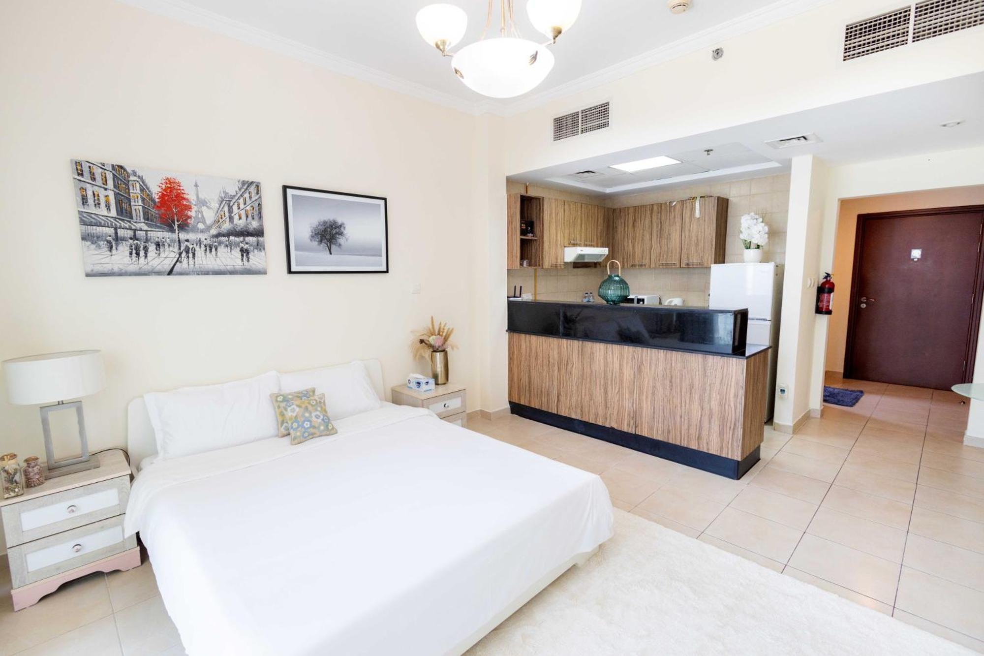 Burj Al Nujoom Luxurious Downtown Mall Apartment