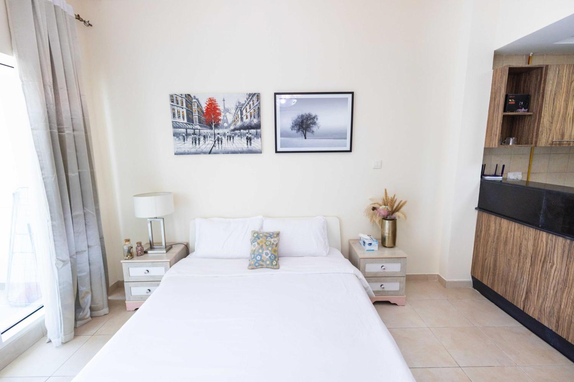 Burj Al Nujoom Luxurious Downtown Mall Apartment *